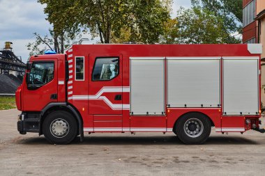 Gelişmiş kurtarma teknolojisiyle donatılmış son model bir itfaiye aracı, yetenekli itfaiye ekibiyle hazır bekliyor. Acil durumlara müdahale etmeye ve müdahale etmeye hazır.