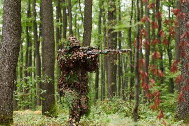 Yoğun ormanda kamufle olmuş çok yetenekli bir keskin nişancı tehlikeli ormanlık alanda gizli ve hassas bir görev için gizlice manevra yapıyor.. 
