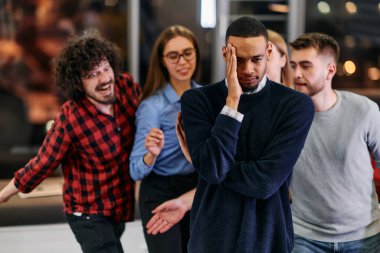 Bir grup genç iş adamı modern bir ofiste işe ara verirken ilginç oyunlar oynayarak eğleniyor.. 