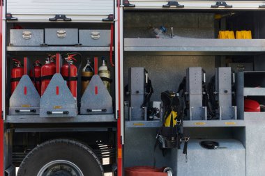 Modern bir itfaiye aracında gerekli itfaiye ekipmanlarının yakın çekimi, tehlikeli yangın durumlarına karşı acil durum ekipmanları ve ekipmanlar hazır.. 