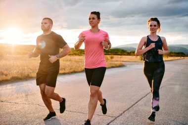 Doğanın nefes kesen güzelliği sahnesinde bir atlet, gün batımında koşan bir gruba liderlik eder. Liderlik ve kararlılığıyla arkadaşlarına ilham verir ve onları motive eder. 