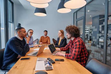 Çeşitli iş dünyasından profesyonellerden oluşan bir ekip çeşitli projeler üzerinde görüşmeler yapar ve yeni iş stratejileri geliştirerek, girişimci manzarada yaratıcılığı ve yeniliği somutlaştırır.. 