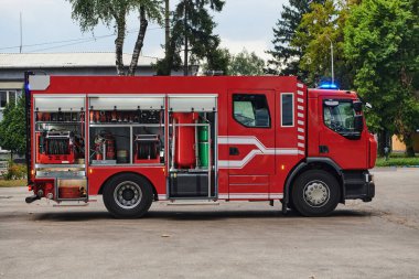 Gelişmiş kurtarma teknolojisiyle donatılmış son model bir itfaiye aracı, yetenekli itfaiye ekibiyle hazır bekliyor. Acil durumlara müdahale etmeye ve müdahale etmeye hazır.