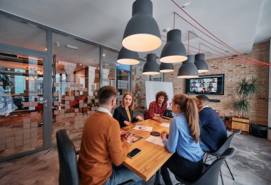 Çeşitli iş dünyasından profesyonellerden oluşan bir ekip çeşitli projeler üzerinde görüşmeler yapar ve yeni iş stratejileri geliştirerek, girişimci manzarada yaratıcılığı ve yeniliği somutlaştırır.. 