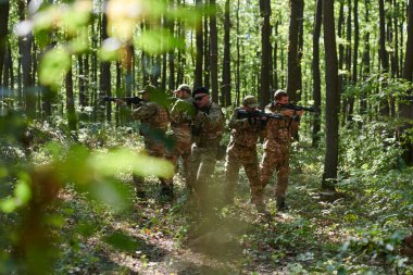 Uzman bir askeri anti-terör birimi yoğun, tehlikeli ormanlık alanda hassas, disiplinli ve stratejik olarak hazır olduğunu gösteren gizli bir operasyon yürütüyor.. 