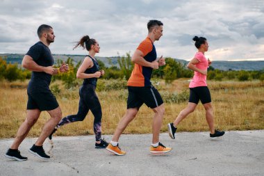 Profesyonel bir atletizm takımı, yaklaşan maratona hazırlanmak için en yüksek performansa koşuyor.. 