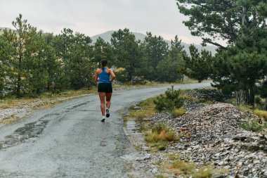 Yağmurlu ya da güneşli, kendini antrenmanlara adamış bir kadın gözlerini bitiş çizgisine dikti.. 