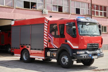 Gelişmiş kurtarma teknolojisiyle donatılmış son model bir itfaiye aracı, yetenekli itfaiye ekibiyle hazır bekliyor. Acil durumlara müdahale etmeye ve müdahale etmeye hazır.