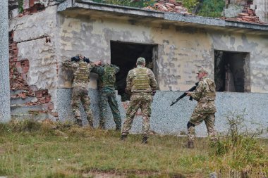 Yüksek riskli bir görevde, özel bir askeri birim teröristlerin saklandığına inanılan, hassas ve koordineli bir şekilde saklandığı tehlikeli bir evi korumak için taktik bir operasyon düzenler.