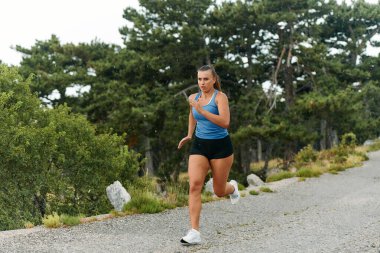 Yağmurlu ya da güneşli, kendini antrenmanlara adamış bir kadın gözlerini bitiş çizgisine dikti.. 