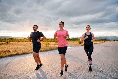 Doğanın nefes kesen güzelliği sahnesinde bir atlet, gün batımında koşan bir gruba liderlik eder. Liderlik ve kararlılığıyla arkadaşlarına ilham verir ve onları motive eder. 