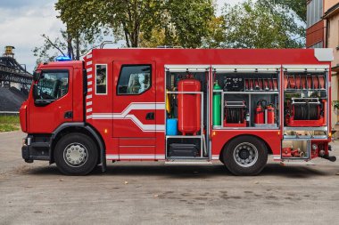 Gelişmiş kurtarma teknolojisiyle donatılmış son model bir itfaiye aracı, yetenekli itfaiye ekibiyle hazır bekliyor. Acil durumlara müdahale etmeye ve müdahale etmeye hazır.