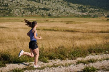 Dayanıklılık ve kararlılığı somutlaştıran tek bir koşucu, sağlıklı bir yaşam tarzını benimserken, yaklaşan maraton müsabakaları için hazırlanarak, coşkuyla fitness hedeflerini takip eder. 