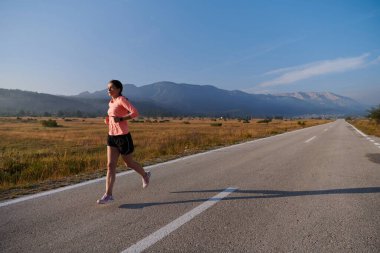 Kararlı ve motive olmuş bir sporcu gün doğumuna güvenle koşuyor, sabah koşusunda kararlılığını ve gücünü özetliyor.. 