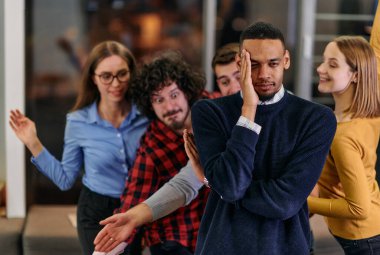 Bir grup genç iş adamı modern bir ofiste işe ara verirken ilginç oyunlar oynayarak eğleniyor.. 