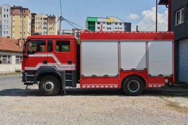 Gelişmiş kurtarma teknolojisiyle donatılmış son model bir itfaiye aracı, yetenekli itfaiye ekibiyle hazır bekliyor. Acil durumlara müdahale etmeye ve müdahale etmeye hazır.