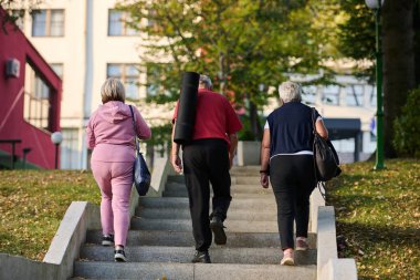 Bir grup kıdemli arkadaş doğada hak ettikleri molayı alarak sadece fitness 'i değil, dostluğu da teşvik ediyor ve altın çağlarında sağlıklı ve aktif bir yaşam tarzını sürdürmek için ortak bir kararlılığa sahipler.
