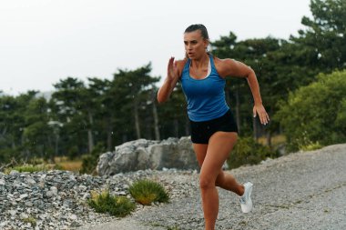 Yağmurlu ya da güneşli, kendini antrenmanlara adamış bir kadın gözlerini bitiş çizgisine dikti.. 