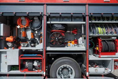 Modern bir itfaiye aracında gerekli itfaiye ekipmanlarının yakın çekimi, tehlikeli yangın durumlarına karşı acil durum ekipmanları ve ekipmanlar hazır.. 