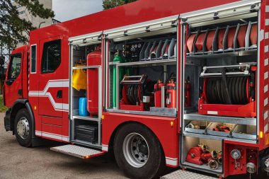 Gelişmiş kurtarma teknolojisiyle donatılmış son model bir itfaiye aracı, yetenekli itfaiye ekibiyle hazır bekliyor. Acil durumlara müdahale etmeye ve müdahale etmeye hazır.