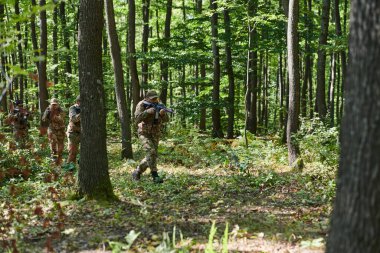 Uzman bir askeri anti-terör birimi yoğun, tehlikeli ormanlık alanda hassas, disiplinli ve stratejik olarak hazır olduğunu gösteren gizli bir operasyon yürütüyor.. 