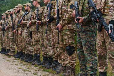 Asker savaşçılar silahlarla birlikte duruyorlar. Amerikan ordusunun seçkin üyelerinin grup portresi, özel askeri şirket çalışanları, anti-terör ekibi.. 