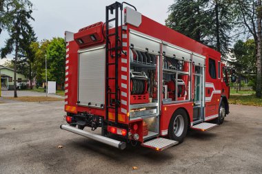 Gelişmiş kurtarma teknolojisiyle donatılmış son model bir itfaiye aracı, yetenekli itfaiye ekibiyle hazır bekliyor. Acil durumlara müdahale etmeye ve müdahale etmeye hazır.