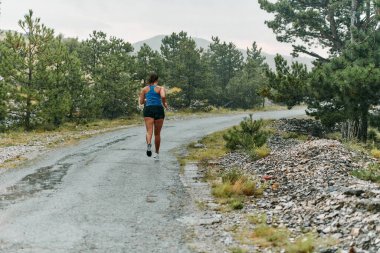 Yağmurlu ya da güneşli, kendini antrenmanlara adamış bir kadın gözlerini bitiş çizgisine dikti.. 