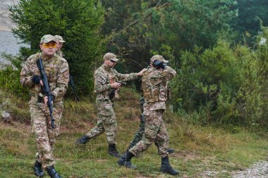 Bir grup seçkin asker askeri kampta tutsaklara önderlik ediyor. Gözaltı ve güvenlik operasyonlarında gergin bir atmosfer sergiliyorlar.. 