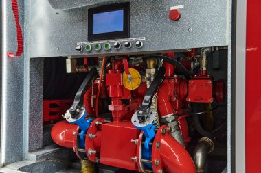 Modern bir itfaiye aracında gerekli itfaiye ekipmanlarının yakın çekimi, tehlikeli yangın durumlarına karşı acil durum ekipmanları ve ekipmanlar hazır.. 