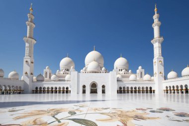 Abu Dabi 'deki ünlü Şeyh Zayed camii, Birleşik Arap Emirlikleri.