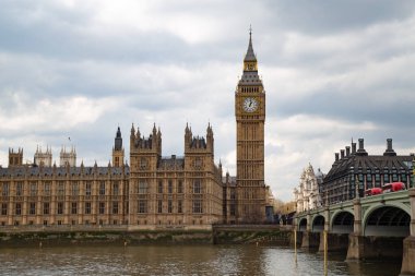 Londra 'daki ünlü Big Ben saat kulesi..