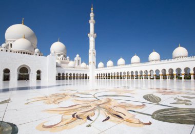 Abu Dabi 'deki ünlü Şeyh Zayed camii, Birleşik Arap Emirlikleri.