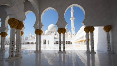 Abu Dabi 'deki ünlü Şeyh Zayed camii, Birleşik Arap Emirlikleri.