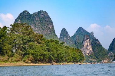Li Nehri veya Lijiang Nehri Çin 'in Guangxi Zhuang Özerk Bölgesi' nde bulunan bir nehirdir. Guilin 'den Yangshuo' ya 83 km (52 mi) uzunluğunda ve Karst kayalarının oluşturduğu manzarasıyla ünlüdür..