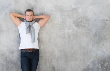 Yakışıklı bir gencin portresi Ellerini başının arkasına koy