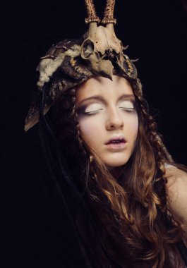 Yaratıcı makyajlı genç ve güzel bir kadın. Cadılar Bayramı teması.