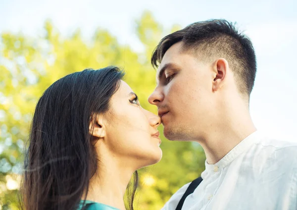 Joven Pareja Feliz Enamorada Diferente Nacionalidad Abrazándose Besándose Parque Mujer — Foto de Stock