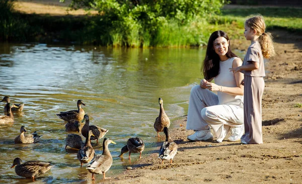 Mom Daughter Feed Bread Crumbs Ducks Gulls City Pond Happy — Stock Photo, Image
