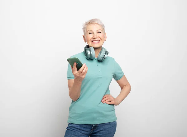 Happy Mature Short Haired Woman Wireless Headphone Using Mobile Phone — Stok Foto