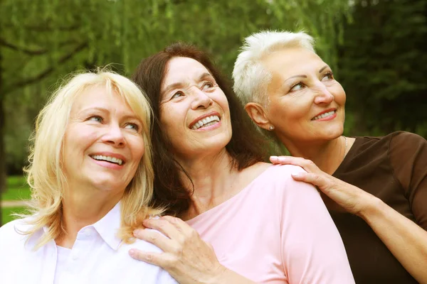 Старики Дружба Эмоции Три Красивые Пожилые Дамы Обнимаются Парке Женщины — стоковое фото