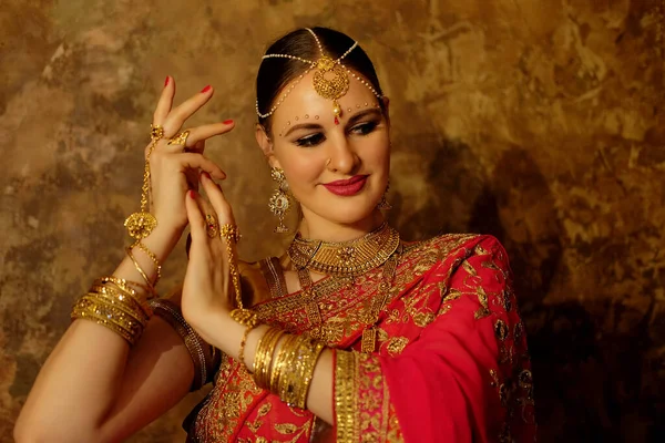 Kırmızı Sari Giymiş Güzel Hintli Kadın Dansçı Hindistan Kültürü Gelenekleri — Stok fotoğraf