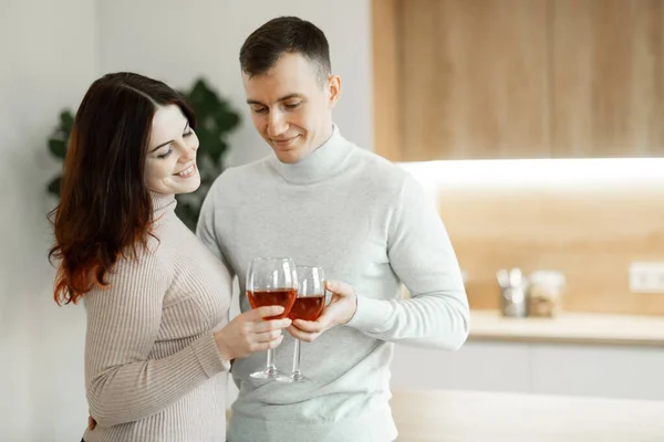 新婚夫妇欢欢喜喜地一起喝酒庆祝在家里的家庭观念 — 图库照片
