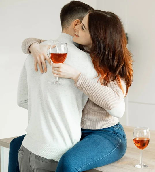 Young Couple Love Hugging Drinking Red Wine Glasses Modern Kitchen — Stock Photo, Image