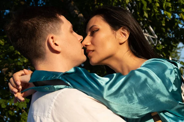 異なる国籍の愛の若い幸せなカップルは 公園で抱き合ってキスをします アジアの女性とヨーロッパの男性 愛の概念 — ストック写真