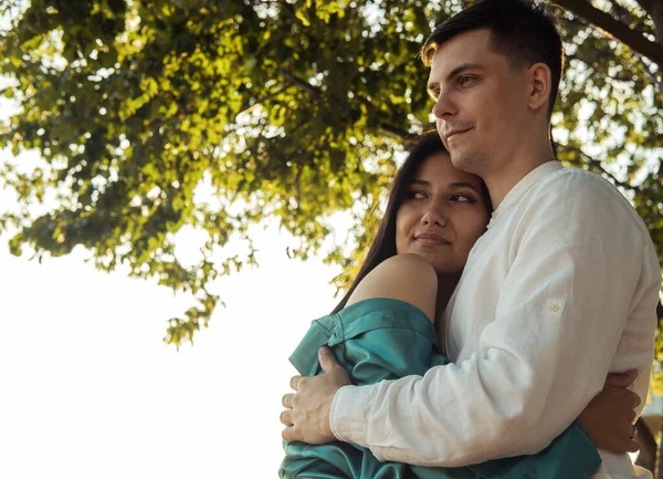 Joven Pareja Feliz Enamorada Diferente Nacionalidad Abrazándose Besándose Parque Mujer —  Fotos de Stock