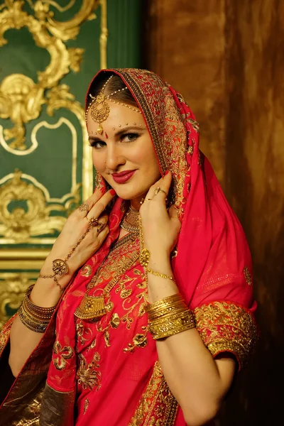 穿着传统印度服装 头戴婚纱 头戴珠宝的年轻漂亮女子 莎莉的宝莱坞女舞蹈家阿拉伯肚皮舞者 — 图库照片