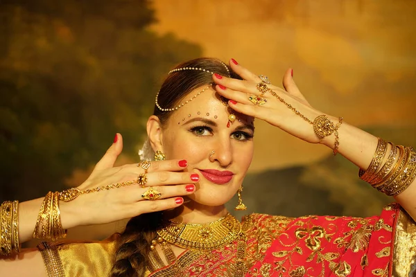 美丽的印度女孩的肖像 年轻的后进女人是昆丹珠宝的模特 传统服装 红莎丽 — 图库照片