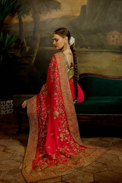 Geleneksel Hint Elbisesi Takıları Içinde Güzel Genç Bir Kadın Kapat — Stok fotoğraf
