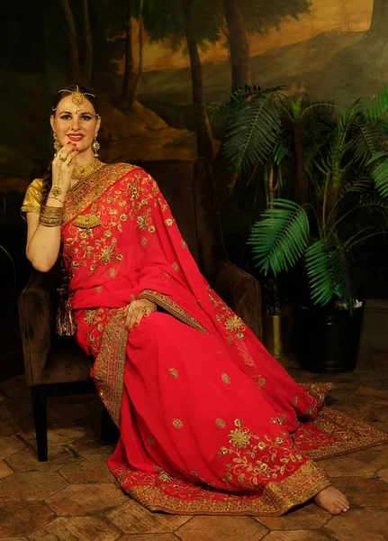 Portret Pięknej Hinduskiej Kobiety Młoda Hinduska Kobieta Modelka Biżuterii Kundan — Zdjęcie stockowe